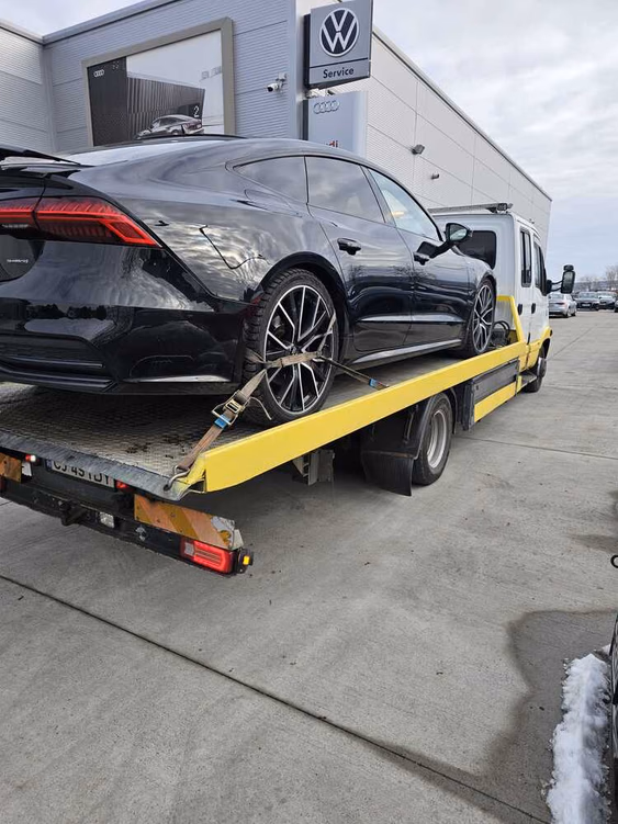 Platformă de tractare auto cu un Audi încărcat